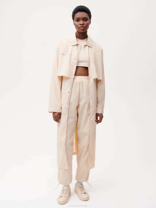 mujer gabardina de nailon reciclado Pangaia arena ropa TDTH477